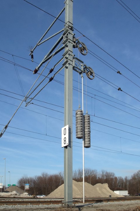 catenary-tension-weights-kecko-cc-by-2-0-via-wikimedia-commons-small